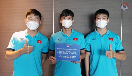 Đội tuyển Việt Nam ủng hộ 300 triệu đồng vào Quỹ vắc xin phòng, chống Covid-19